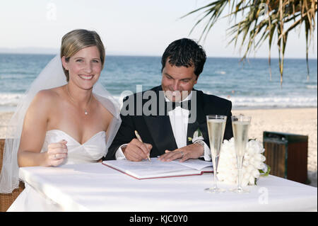 Coppia firma documenti matrimonio, Noosa Beach, Australia Foto Stock