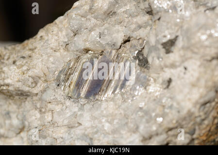 Un enorme cristallo di pirite di ferro annegate in quarzo bianco Foto Stock