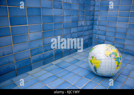 Globo gonfiabile in fondo alla piscina Foto Stock