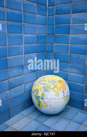 Globo gonfiabile in fondo alla piscina Foto Stock