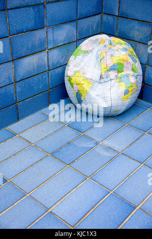 Globo gonfiabile in fondo alla piscina Foto Stock