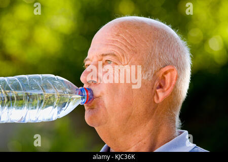Uomo di bere acqua in bottiglia Foto Stock