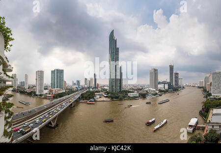 Krung Thon Buri Road, re Taksin ponte sopra il fiume Chao Phraya, iconico grattacieli dalla Cisgiordania Khlong San district, Bangkok, Thailandia Foto Stock