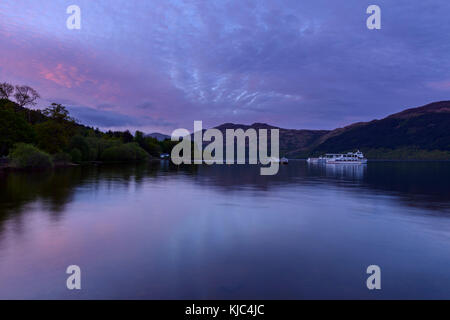 Navi da crociera sul lago all'alba a Loch Lomond in Scozia, Regno Unito Foto Stock