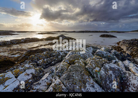 Costa scozzese all'alba in primavera a Mallaig in Scozia, Regno Unito Foto Stock