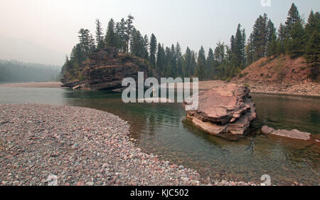 La pesca a mosca alla confluenza del flathead e macchiato bear fiumi nel Bob Marshall Wilderness area durante il 2017 rientrano gli incendi in montana regno Foto Stock