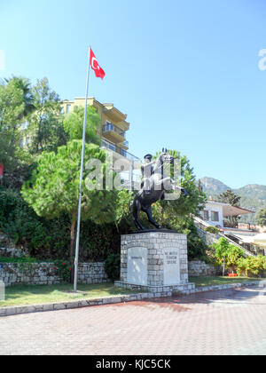 Il 'Felice Turchia" statua di Ataturk a cavallo prese nel porto di Turunc, Turchia Foto Stock