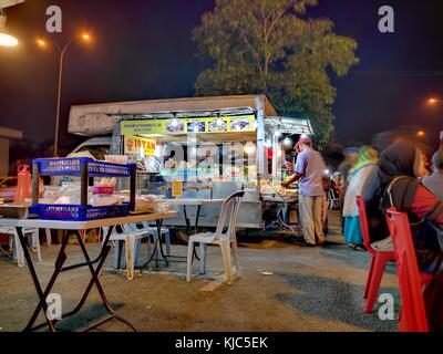 Johor Bahru, Malesia - 15 Ottobre 2017: ambulanti la preparazione degli ordini per i clienti a Bandar Baru Uda carrelli di cibo bazaar, Johor, Malaysia. Foto Stock