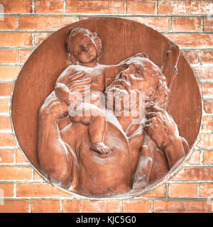 Icona di Gesù e di San Giuseppe in terracotta, applicato sul muro esterno della chiesa. Foto Stock