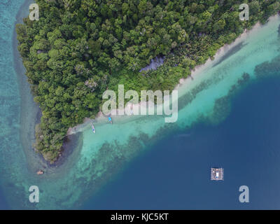 L'isola azzurra di Bulupoloe nel golfo di osso Sud Sulawesi Indonesia. Questa isola è una delle mete preferite dei turisti Luwu Timur regency. Foto Stock