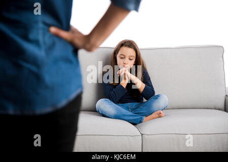 Cresciuto ammonire un bambino per il cattivo comportamento Foto Stock