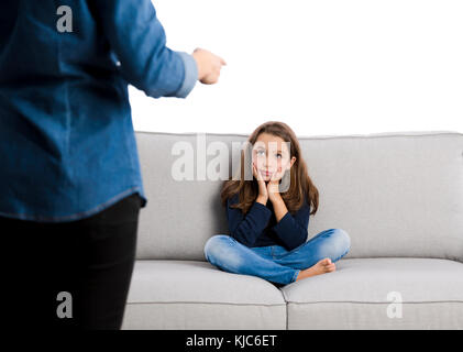 Cresciuto ammonire un bambino per il cattivo comportamento Foto Stock