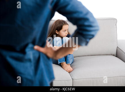 Cresciuto ammonire un bambino per il cattivo comportamento Foto Stock