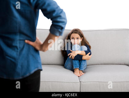 Cresciuto ammonire un bambino per il cattivo comportamento Foto Stock