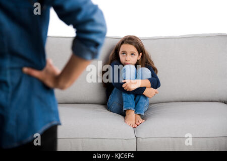 Cresciuto ammonire un bambino per il cattivo comportamento Foto Stock