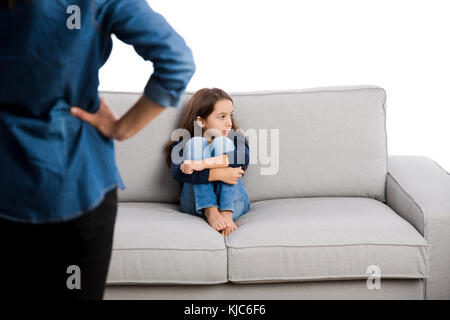 Cresciuto ammonire un bambino per il cattivo comportamento Foto Stock