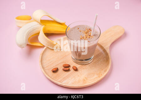 Fatta fresca frullato di banana su sfondo giallo Foto Stock