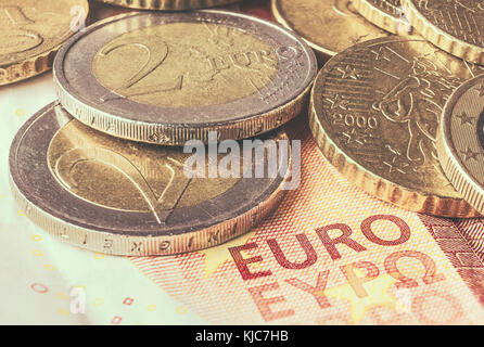 Alcune monete di euro su una banconota da dieci euro. Foto Stock