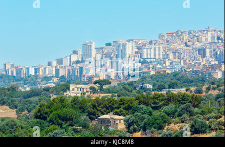 Vista della città di Agrigento da famose rovine antiche nella valle dei templi, Sicilia, Italia. Foto Stock