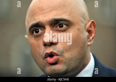 Londra, UK, 22/11/2017 Sajid Javid colloqui alla media su College Green circa il bilancio. Foto Stock