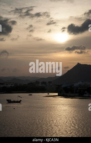 I tramonti sul lago Pichola in Udaipur, India. Foto Stock