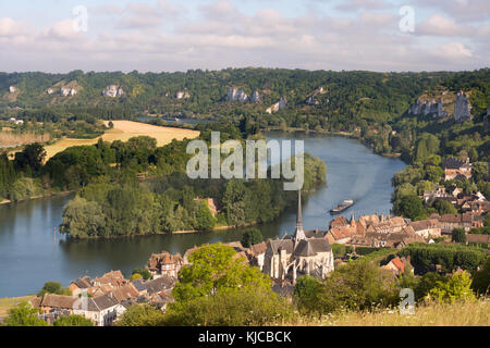 Una chiatta passando Le Petit Andely, il lîle du Château, sul fiume Senna da sopra, Les Andelys, in Normandia, Francia, Europa Foto Stock