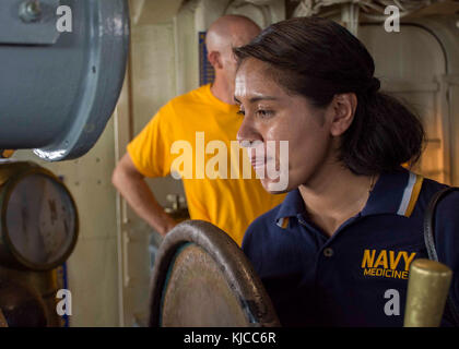 (CORPUS CHRISTI, Texas)-Hospital Corpsman 1a classe Patricia Lopez-Cruz, uno dei cinque marinai in corsa per la medicina della marina di istruzione e di formazione logistica il comando (NMETLC) marinaio di l'anno (SOIA) guarda le attrezzature sul ponte della USS Lexington (CV 16) durante un tour. La gita del Museo nave segna l inizio di una settimana di incontro dove SOYs e il loro rispettivo comando sponsor prendere tempo per riflettere sul patrimonio della Marina Militare, culminanti essenzialmente nell'annuncio della soia NMETLC per 2017. (U.S. Navy foto di comunicazione di massa 2a classe Michael J. Lieberknecht/rilasciato) Foto Stock