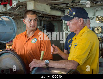 (CORPUS CHRISTI, Texas)-Hospital Corpsman 1a classe Juan C. Garcia, sinistra, uno dei cinque marinai in corsa per la medicina della marina di istruzione e di formazione logistica il comando (NMETLC) marinaio di l'anno (SOIA), parla con marina in pensione da elettricista, Mate Jim Jolley sul ponte della USS Lexington (CV 16). La gita del Museo nave segnò l inizio di una settimana di incontro per riflettere sul patrimonio della Marina Militare, culminanti essenzialmente nell'annuncio della soia NMETLC per 2017. (U.S. Navy foto di comunicazione di massa 2a classe Michael J. Lieberknecht/rilasciato) Foto Stock