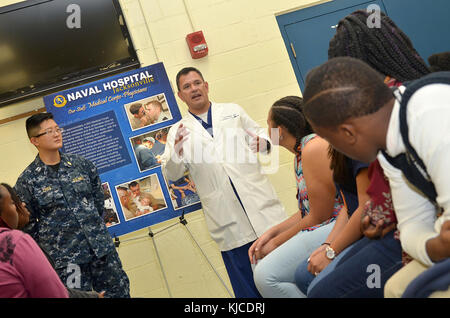 Il Jacksonville, Florida (nov. 14, 2017) - Cmdr. Octaviano Espinosa (a destra), un ostetricia/ginecologia medico all'Ospedale Navale di Jacksonville, discute Navy Medical Corps percorsi di carriera con Darnell-Cookman Scuola dell'arte medica nono e decimo livellatrici durante l'ospedale di scienza, Servizio Medicina e mentoring (S2M2) programma kick-off nov. 14. NH Jacksonville ha lanciato la S2M2 programma nel 2010 e ha ospitato 59 Darnell-Cookman studenti presso l ospedale per gli stage estivi. (U.S. Navy foto di Yan Kennon, Ospedale Navale di Jacksonville/rilasciato) Foto Stock