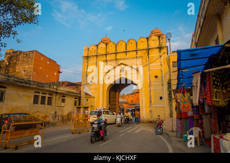 Jaipur, India - 19 settembre 2017: unidentified persone attraversando attraverso lo sportello nella naqqar gate darwaza a Jaipur, India Foto Stock