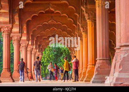 Jaipur, India - 19 settembre 2017: unidentified gente camminare all'interno dell'architettura musulmana di dettaglio Diwan-i-am, o hall di pubblico, all'interno di red fort di Delhi, India Foto Stock