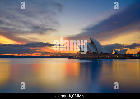 Una bella immagine della drammatica e viva sunrise alla Opera House di Sydney, Nuovo Galles del Sud, Australia. Foto Stock