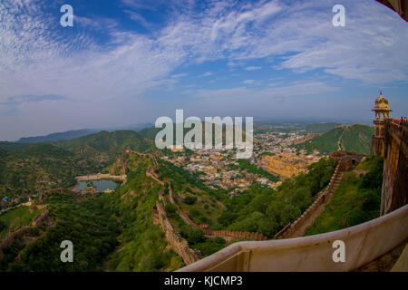 Agra, India - 20 settembre 2017: la splendida vista del Forte Amber in Rajasthan in Jaipur India con muretti a proteggere l'antico palazzo indiano, con alcune case in costruzione in horizont, effetto fish-eye Foto Stock