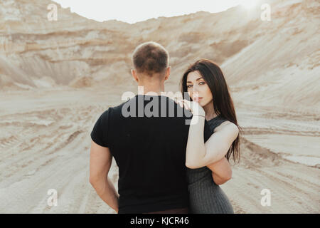 Medio Orientale giovane costeggiata nel deserto Foto Stock