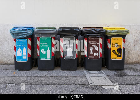 Con codifica a colori degli scomparti di riciclaggio in Italia Foto Stock