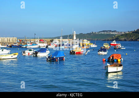 Barche da pesca nel porto di st.ives, Cornwall, Inghilterra, Regno Unito Foto Stock