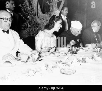 Questa fotografia mostra il primo primo ministro indiano, Jawaharlal Nehru, che cena al Palazzo Presidenziale siriano. L'immagine cattura un momento nelle relazioni diplomatiche tra India e Siria durante il mandato di Nehru. Foto Stock