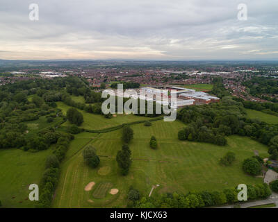Vista aerea di Leigh Sports Village con Morrisons supermercato e Holiday Inn Express a Leigh, Greater Manchester, Inghilterra, Regno Unito Foto Stock