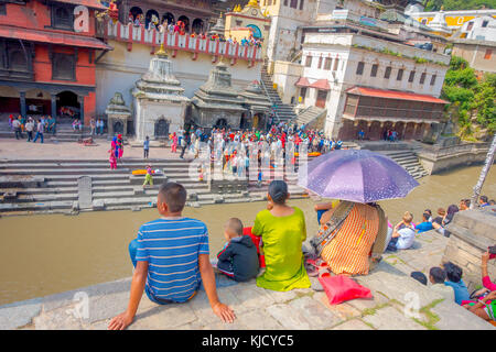 Kathmandu, Nepal ottobre 15, 2017: masterizzazione religiosa rituale al tempio pashupatina, kthmandu Foto Stock