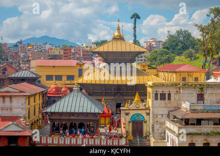 KATHMANDU, NEPAL 15 OTTOBRE 2017: Vista aerea del complesso del tempio dorato-crematorio Pashupatinath. Chiese cappelle dedicate a Vishnu Foto Stock