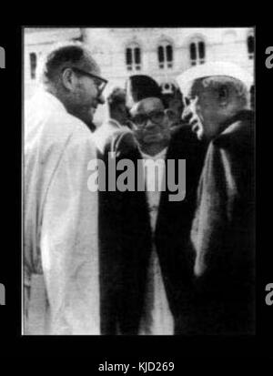 Questa immagine mostra padre Marshall insieme a Jawaharlal Nehru, il primo primo ministro dell'India. La fotografia cattura un momento storico significativo, che riflette la connessione tra i leader religiosi e le figure politiche nel periodo post-indipendenza dell'India. Foto Stock
