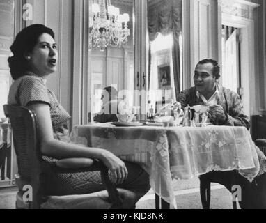 Questa fotografia del 1958 mostra la moglie del dittatore cubano Fulgencio Batista, evidenziando un momento della vita personale della famiglia durante il regime di Batista a Cuba. L'immagine riflette l'ambiente politico e sociale dell'epoca. Foto Stock