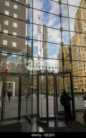 La costruzione di un grattacielo in Lower Manhattan a New York è visibile attraverso l'ingresso di brookfield luogo domenica 19 novembre, 2017.(© richard b. levine) Foto Stock