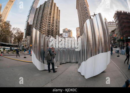 I visitatori di flatiron plaza di new york martedì, novembre 21, 2017 interagiscono con 'flatiron riflessione" progettati da società di progettazione futura espansione. l'installazione di natale è il fulcro del flatiron 23rd Street del partenariato per la programmazione di vacanza. (© richard b. levine) Foto Stock