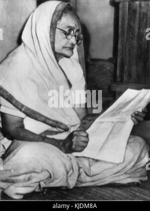 Una fotografia di Kasturba Gandhi, moglie di Mahatma Gandhi, scattata durante la lettura, che riflette il suo ruolo nel movimento indipendentista indiano e i suoi contributi intellettuali alla causa. Foto Stock