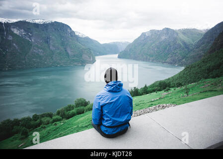 Uomo caucasico ammirando vista panoramica del fiume Foto Stock