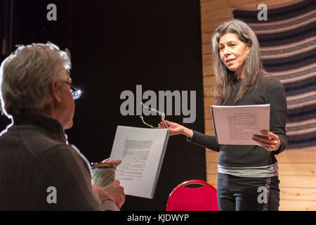 Ispanico l uomo e la donna gli script di lettura sul palcoscenico teatrale Foto Stock