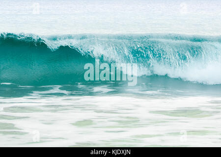 onde che si infrangono Foto Stock