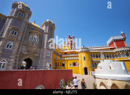 SINTRA, PORTOGALLO - 3 LUGLIO 2016: Il cortile interno del Palácio da pena. La vista della porta della creazione con la scultura di Tritone e la terra della Regina Foto Stock