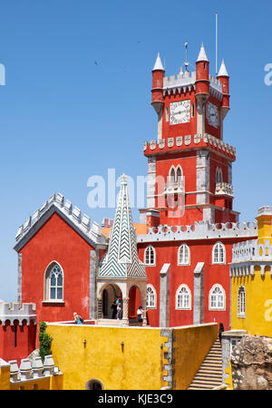 SINTRA, PORTOGALLO - 3 LUGLIO 2016: La vista della torre dell'orologio e della cappella del monastero originale dei monaci geronimiti. Palácio da pena. Sintra. Portogallo Foto Stock